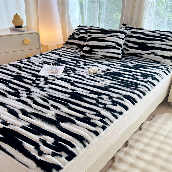 91家纺网 家纺一手货源 找家纺 圣比熊 2025新款兔毛绒床笠床垫法兰绒保护套牛奶绒席梦思法莱绒床垫套-抽条 兔毛绒抽条-梦幻墨白