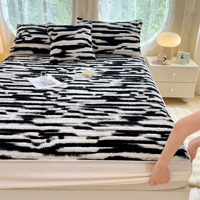 91家纺网 家纺一手货源 找家纺 圣比熊 2025新款兔毛绒床笠床垫法兰绒保护套牛奶绒席梦思法莱绒床垫套-抽条 兔毛绒抽条-梦幻墨白