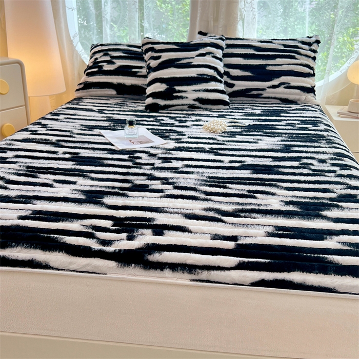 91家纺网 家纺一手货源 找家纺 圣比熊 2025新款兔毛绒床笠床垫法兰绒保护套牛奶绒席梦思法莱绒床垫套-抽条 兔毛绒抽条-梦幻墨白