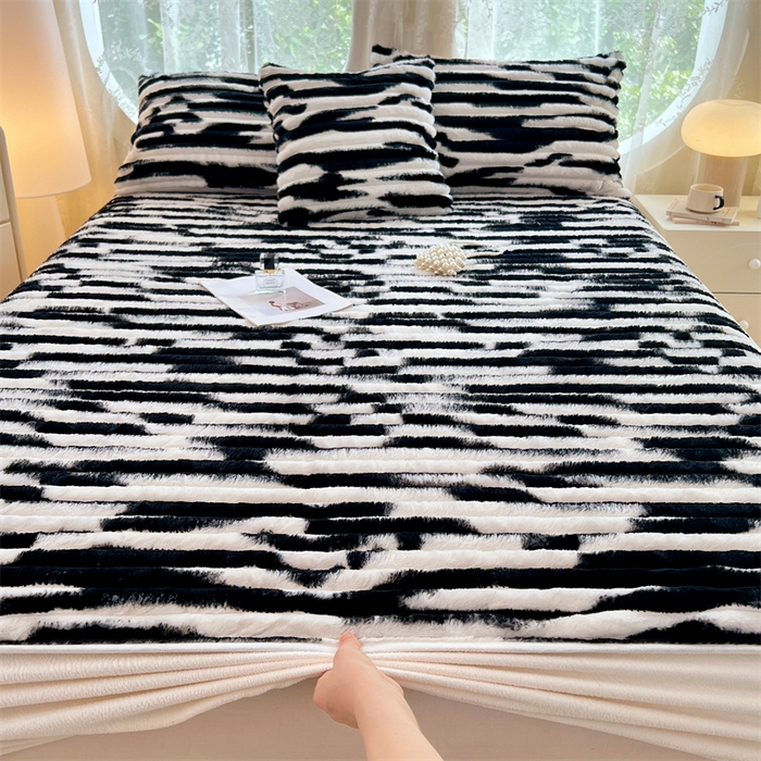 91家纺网 家纺一手货源 找家纺 圣比熊 2025新款兔毛绒床笠床垫法兰绒保护套牛奶绒席梦思法莱绒床垫套-抽条 兔毛绒抽条-梦幻墨白