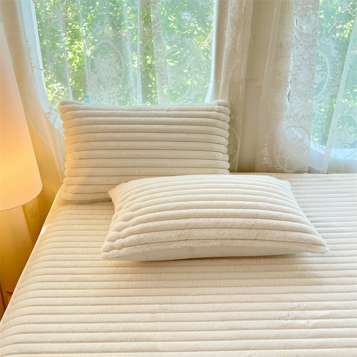 91家纺网 家纺一手货源 找家纺 圣比熊 2025新款兔毛绒床笠床垫法兰绒保护套牛奶绒席梦思法莱绒床垫套-抽条 兔毛绒抽条-晨曦白