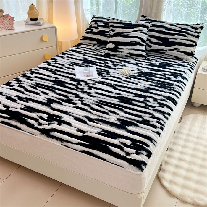 91家纺网 家纺一手货源 找家纺 圣比熊 2025新款兔毛绒床笠床垫法兰绒保护套牛奶绒席梦思法莱绒床垫套-抽条 兔毛绒抽条-梦幻墨白