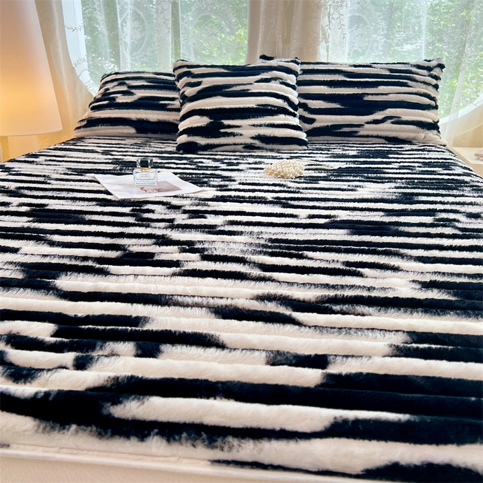 91家纺网 家纺一手货源 找家纺 圣比熊 2025新款兔毛绒床笠床垫法兰绒保护套牛奶绒席梦思法莱绒床垫套-抽条 兔毛绒抽条-梦幻墨白