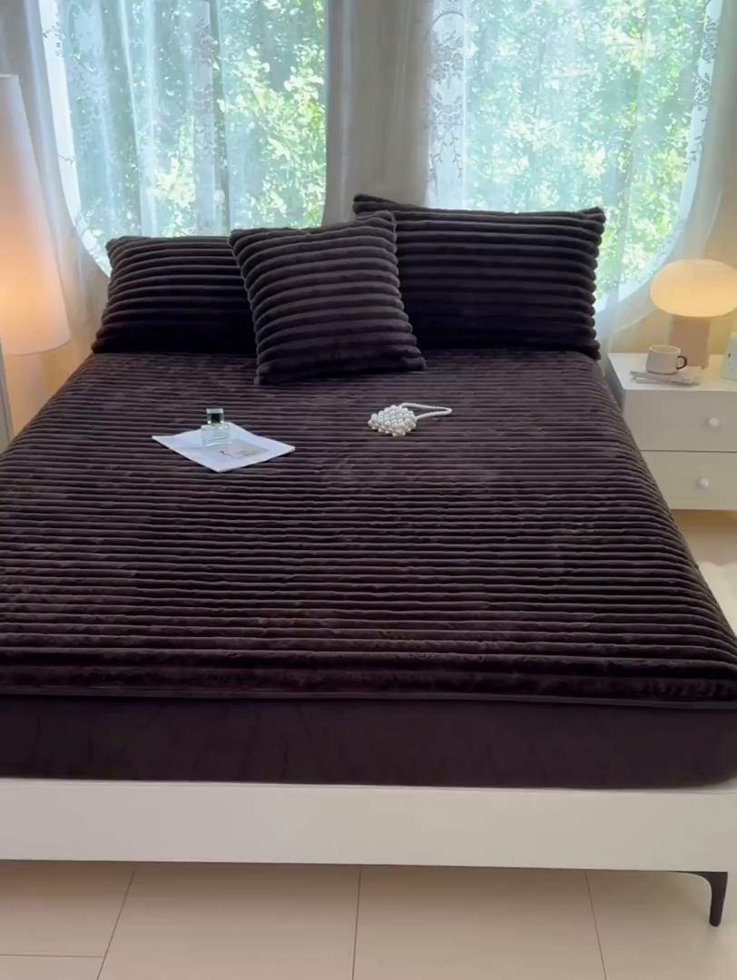 91家纺网 家纺一手货源 找家纺 圣比熊 2025新款兔毛绒床笠床垫法兰绒保护套牛奶绒席梦思法莱绒床垫套-抽条 兔毛绒抽条-咖啡色