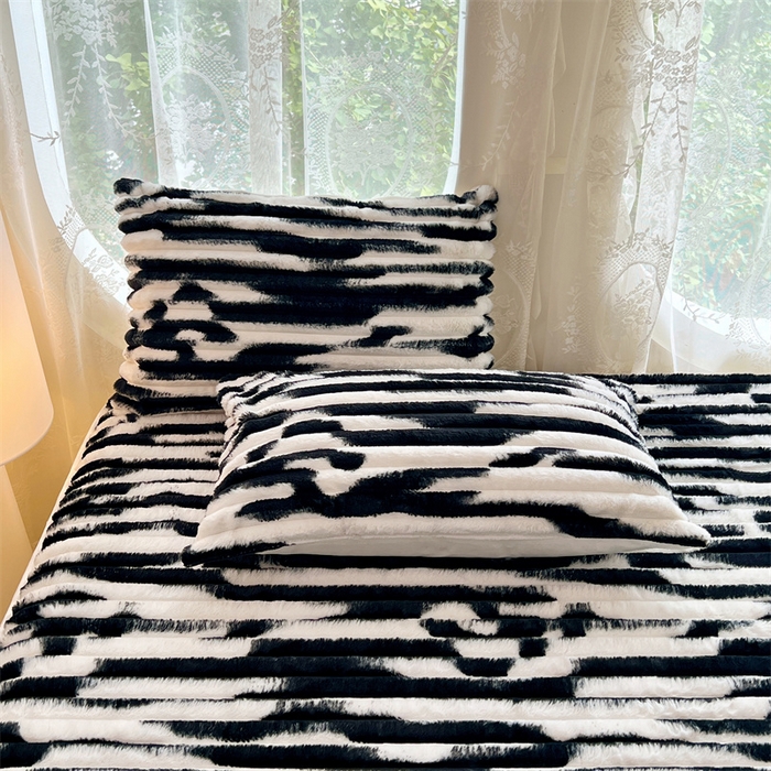 91家纺网 家纺一手货源 找家纺 圣比熊 2025新款兔毛绒枕套宿舍枕芯套单人48x74cm法兰绒法莱绒枕头套-抽条 兔毛绒抽条-梦幻墨白