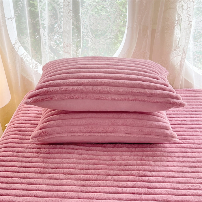 91家纺网 家纺一手货源 找家纺 圣比熊 2025新款兔毛绒枕套宿舍枕芯套单人48x74cm法兰绒法莱绒枕头套-抽条 兔毛绒抽条-云梦粉