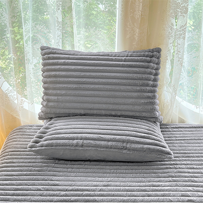 91家纺网 家纺一手货源 找家纺 圣比熊 2025新款兔毛绒枕套宿舍枕芯套单人48x74cm法兰绒法莱绒枕头套-抽条 兔毛绒抽条-烟雨灰