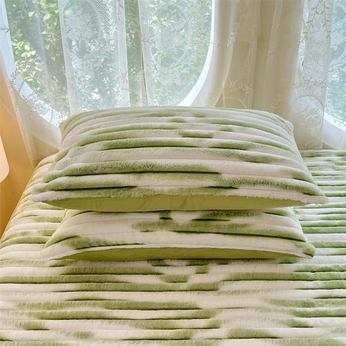 91家纺网 家纺一手货源 找家纺 圣比熊 2025新款兔毛绒枕套宿舍枕芯套单人48x74cm法兰绒法莱绒枕头套-抽条 兔毛绒抽条-梦幻果绿