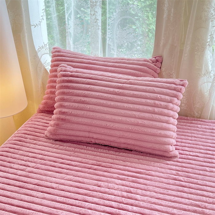 91家纺网 家纺一手货源 找家纺 圣比熊 2025新款兔毛绒枕套宿舍枕芯套单人48x74cm法兰绒法莱绒枕头套-抽条 兔毛绒抽条-云梦粉