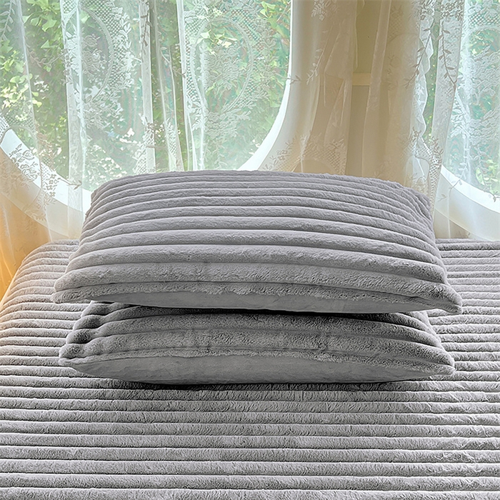 91家纺网 家纺一手货源 找家纺 圣比熊 2025新款兔毛绒枕套宿舍枕芯套单人48x74cm法兰绒法莱绒枕头套-抽条 兔毛绒抽条-烟雨灰