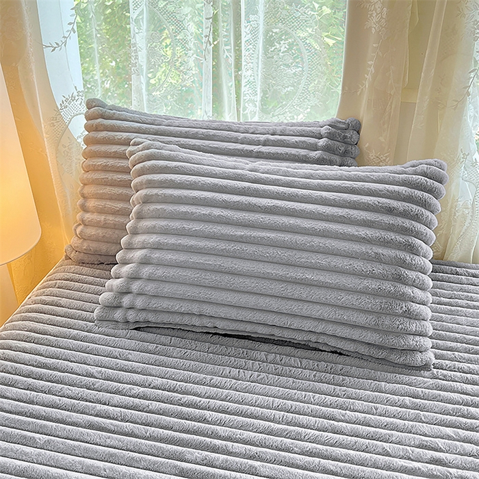 91家纺网 家纺一手货源 找家纺 圣比熊 2025新款兔毛绒枕套宿舍枕芯套单人48x74cm法兰绒法莱绒枕头套-抽条 兔毛绒抽条-烟雨灰