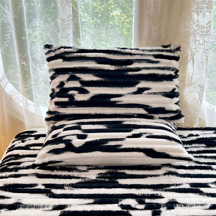 91家纺网 家纺一手货源 找家纺 圣比熊 2025新款兔毛绒枕套宿舍枕芯套单人48x74cm法兰绒法莱绒枕头套-抽条 兔毛绒抽条-梦幻墨白