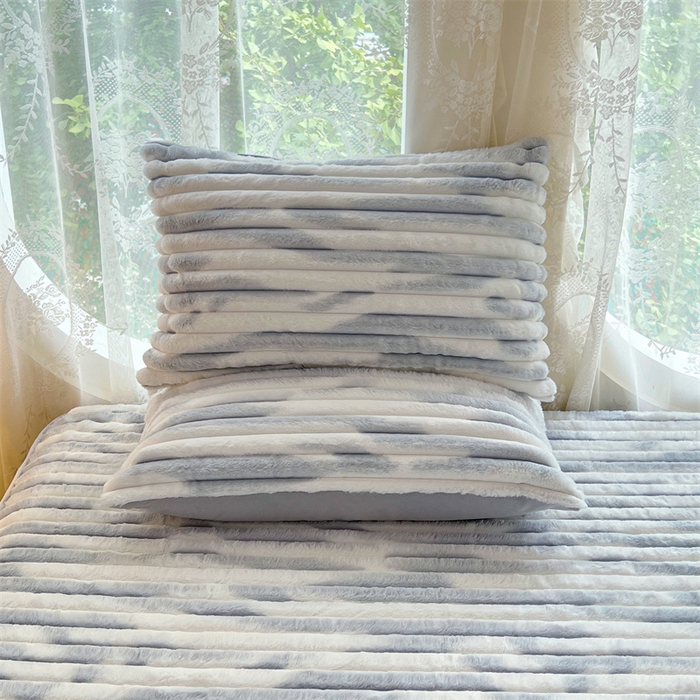 91家纺网 家纺一手货源 找家纺 圣比熊 2025新款兔毛绒枕套宿舍枕芯套单人48x74cm法兰绒法莱绒枕头套-抽条 兔毛绒抽条-梦幻浅灰