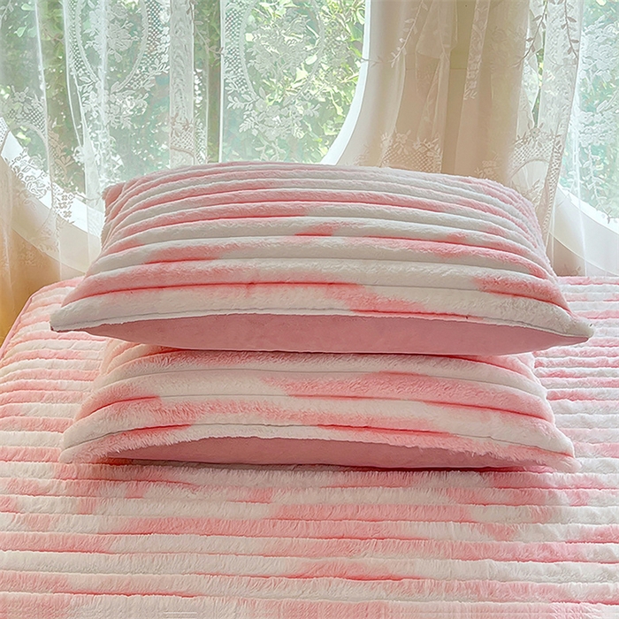 91家纺网 家纺一手货源 找家纺 圣比熊 2025新款兔毛绒枕套宿舍枕芯套单人48x74cm法兰绒法莱绒枕头套-抽条 兔毛绒抽条-梦幻樱粉