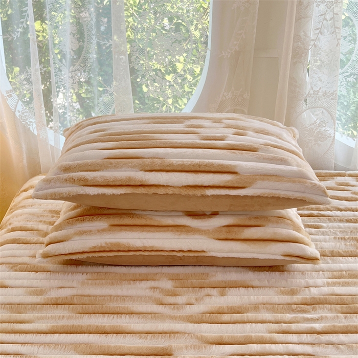 91家纺网 家纺一手货源 找家纺 圣比熊 2025新款兔毛绒枕套宿舍枕芯套单人48x74cm法兰绒法莱绒枕头套-抽条 兔毛绒抽条-梦幻奶咖