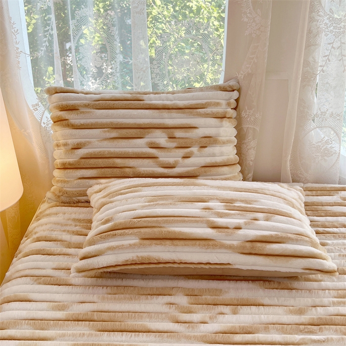 91家纺网 家纺一手货源 找家纺 圣比熊 2025新款兔毛绒枕套宿舍枕芯套单人48x74cm法兰绒法莱绒枕头套-抽条 兔毛绒抽条-梦幻奶咖