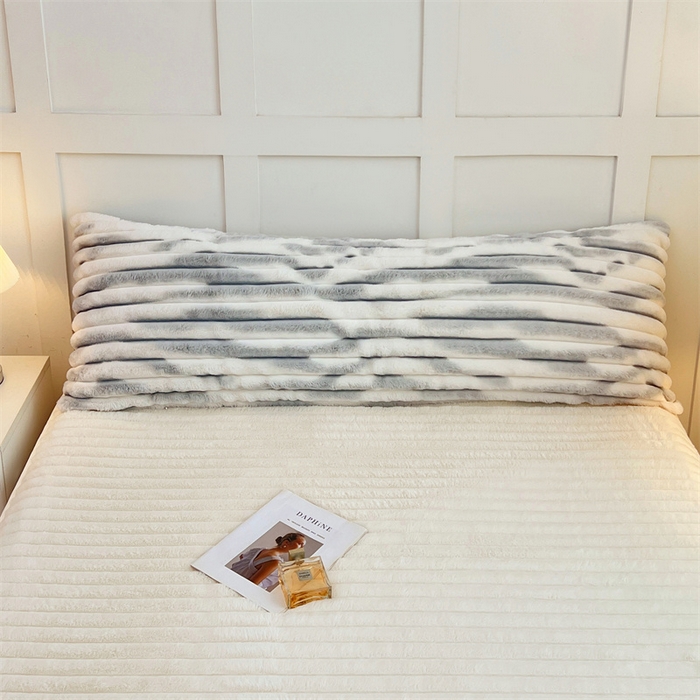 91家纺网 家纺一手货源 找家纺 圣比熊 2025新款兔毛绒双人枕套牛奶绒加长法兰绒枕芯套法莱绒枕头套-抽条 兔毛绒抽条-梦幻浅灰