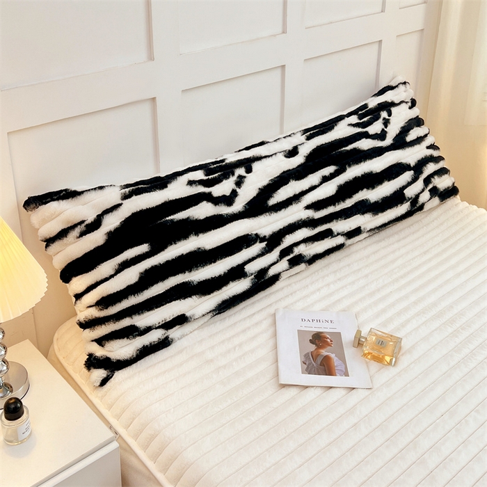 91家纺网 家纺一手货源 找家纺 圣比熊 2025新款兔毛绒双人枕套牛奶绒加长法兰绒枕芯套法莱绒枕头套-抽条 兔毛绒抽条-梦幻墨白