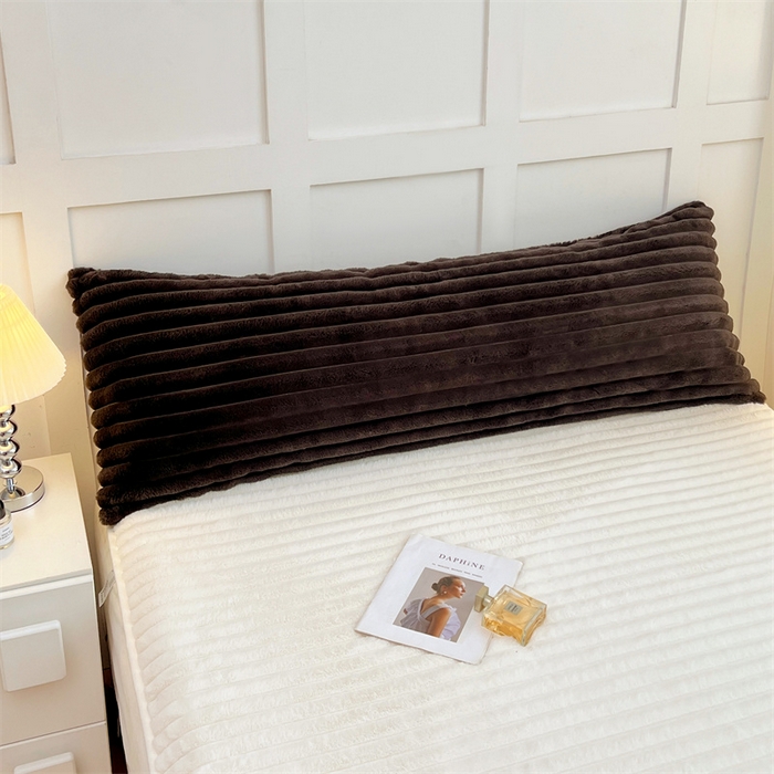 91家纺网 家纺一手货源 找家纺 圣比熊 2025新款兔毛绒双人枕套牛奶绒加长法兰绒枕芯套法莱绒枕头套-抽条 兔毛绒抽条-咖啡色