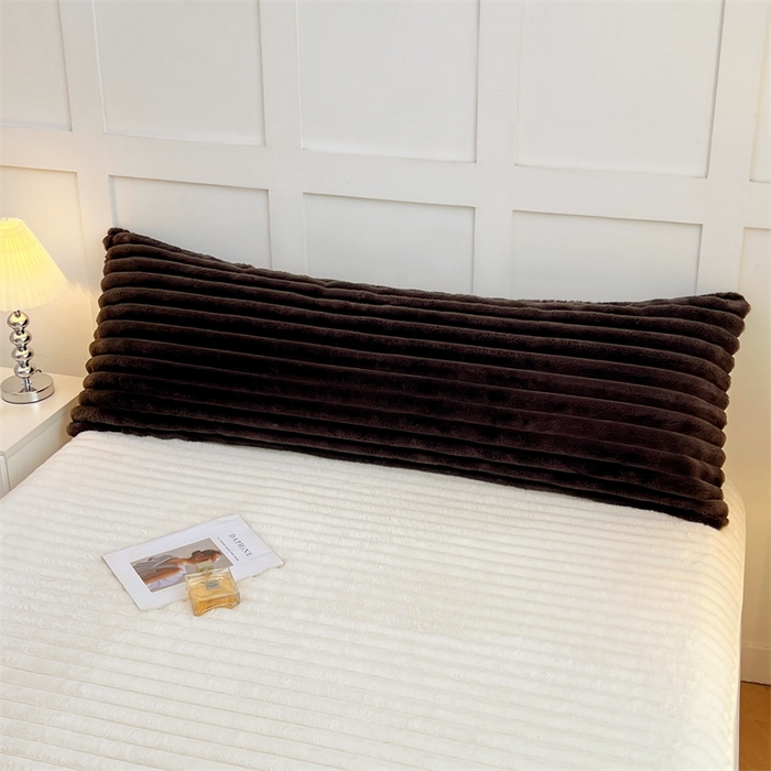 91家纺网 家纺一手货源 找家纺 圣比熊 2025新款兔毛绒双人枕套牛奶绒加长法兰绒枕芯套法莱绒枕头套-抽条 兔毛绒抽条-咖啡色