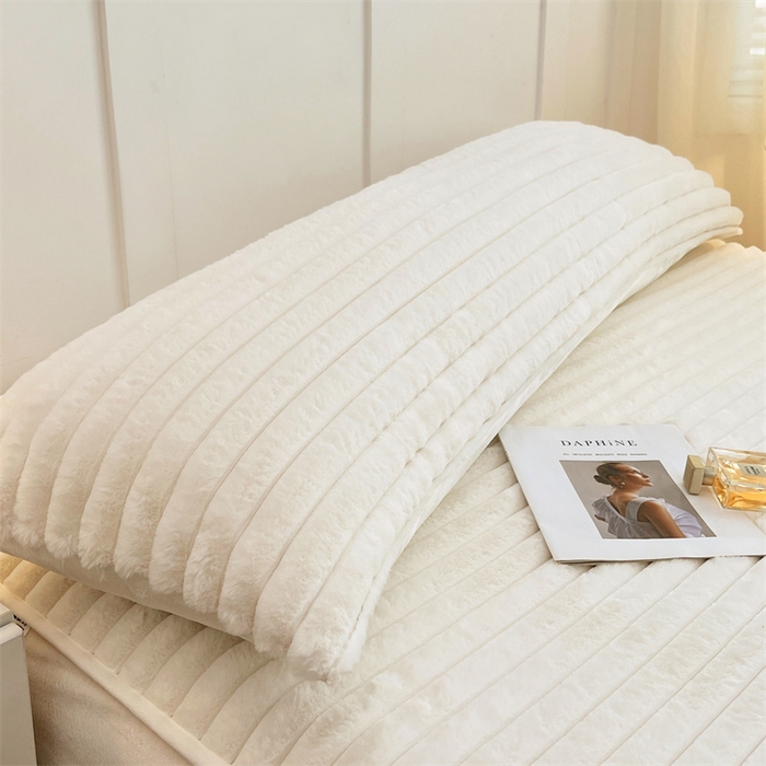 91家纺网 家纺一手货源 找家纺 圣比熊 2025新款兔毛绒双人枕套牛奶绒加长法兰绒枕芯套法莱绒枕头套-抽条 兔毛绒抽条-晨曦白