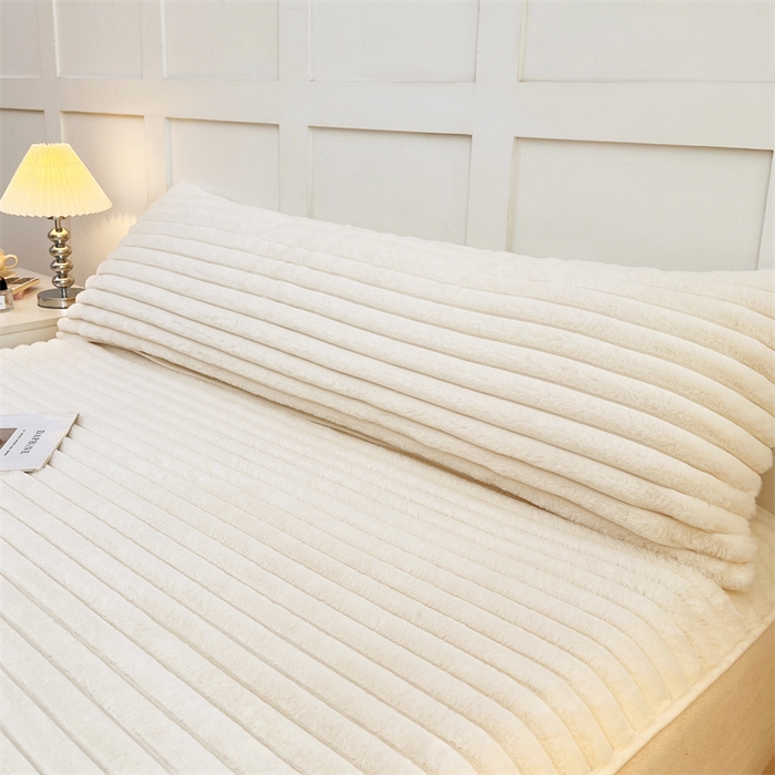 91家纺网 家纺一手货源 找家纺 圣比熊 2025新款兔毛绒双人枕套牛奶绒加长法兰绒枕芯套法莱绒枕头套-抽条 兔毛绒抽条-晨曦白