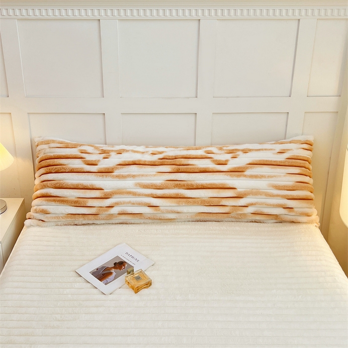 91家纺网 家纺一手货源 找家纺 圣比熊 2025新款兔毛绒双人枕套牛奶绒加长法兰绒枕芯套法莱绒枕头套-抽条 兔毛绒抽条-梦幻奶咖