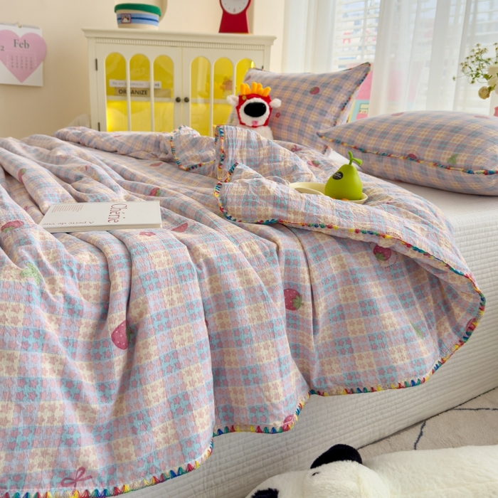 91家纺网 家纺一手货源 找家纺 澜妃 2025新款云感双层纱抗菌贝壳边夏被夏凉被空调被 贝壳边-有草莓的地方