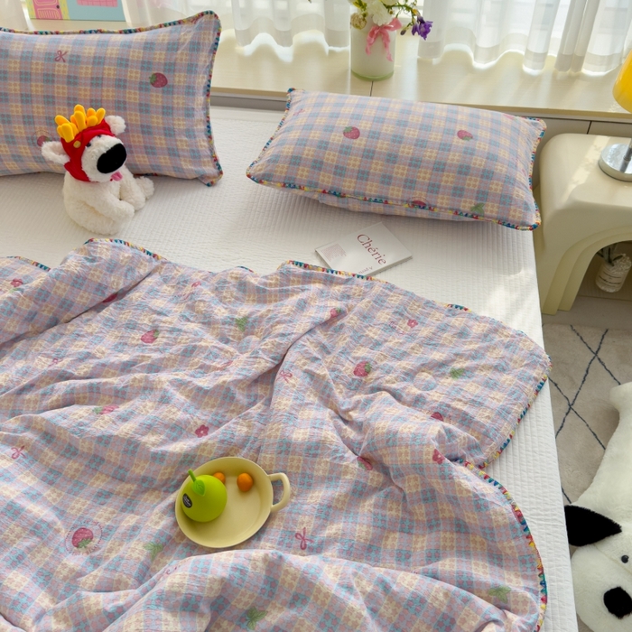 91家纺网 家纺一手货源 找家纺 澜妃 2025新款云感双层纱抗菌贝壳边夏被夏凉被空调被 贝壳边-有草莓的地方