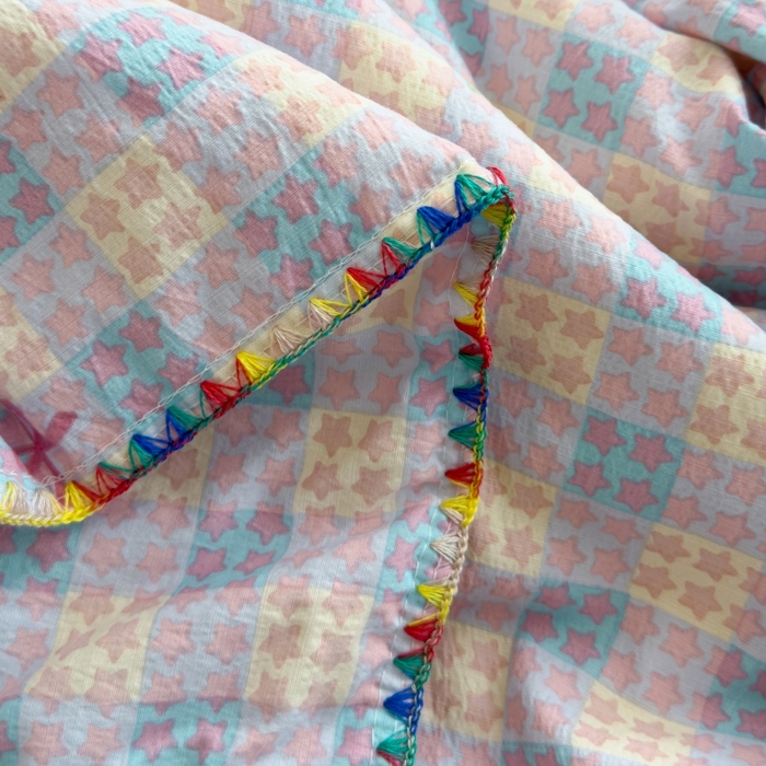 91家纺网 家纺一手货源 找家纺 澜妃 2025新款云感双层纱抗菌贝壳边夏被夏凉被空调被 贝壳边-有草莓的地方