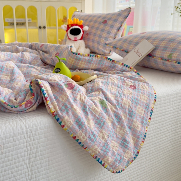 91家纺网 家纺一手货源 找家纺 澜妃 2025新款云感双层纱抗菌贝壳边夏被夏凉被空调被 贝壳边-有草莓的地方