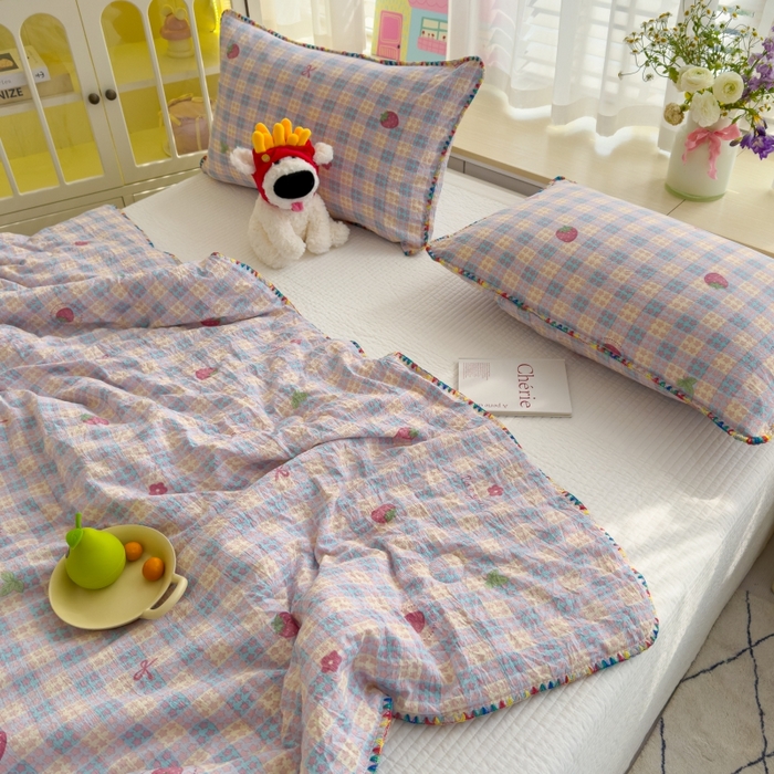 91家纺网 家纺一手货源 找家纺 澜妃 2025新款云感双层纱抗菌贝壳边夏被夏凉被空调被 贝壳边-有草莓的地方