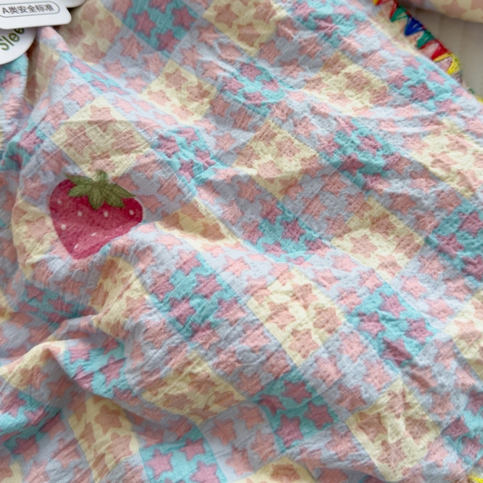 91家纺网 家纺一手货源 找家纺 澜妃 2025新款云感双层纱抗菌贝壳边夏被夏凉被空调被 贝壳边-有草莓的地方