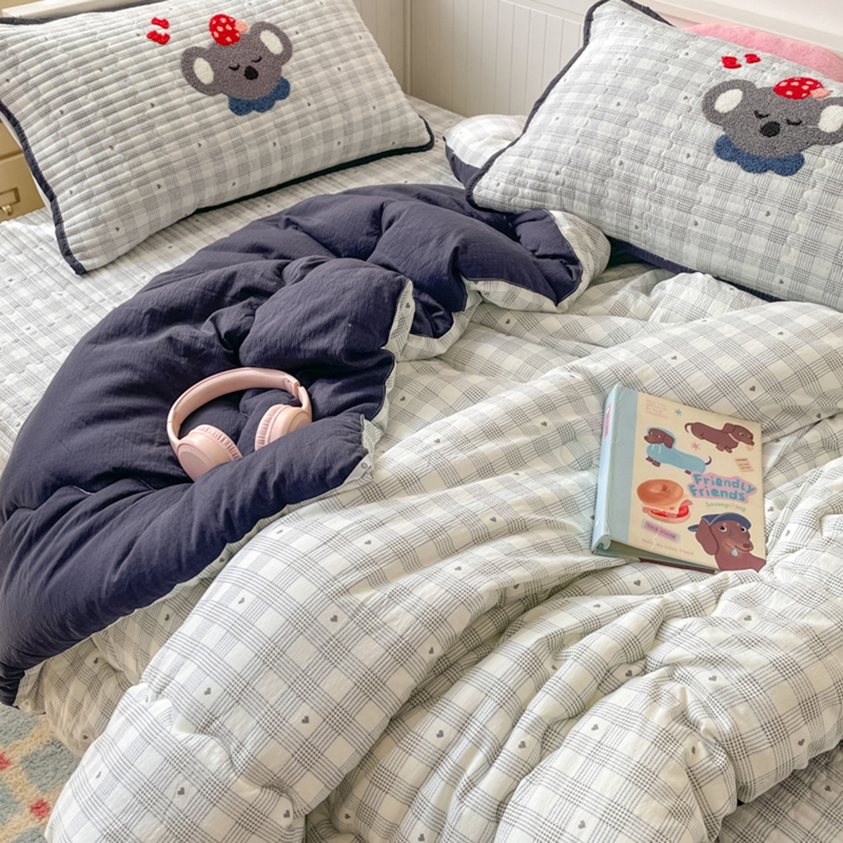 91家纺网 家纺一手货源 找家纺 云玲时尚 2025新款云感懒人冬季一体被床盖四件套 happy考拉