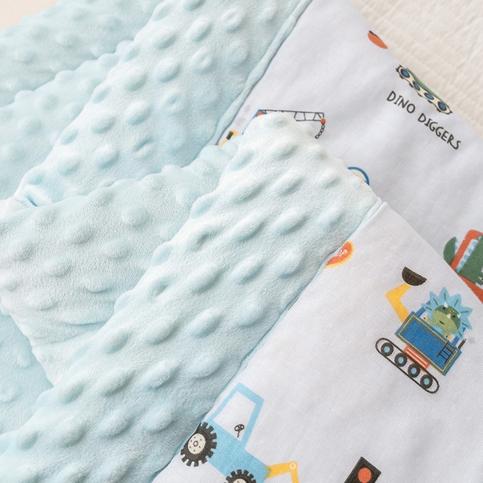 91家纺网 家纺一手货源 找家纺 嗨生活 2025新款全棉双层纱豆豆被儿童被春秋被冬被幼儿园被子系列 挖机恐龙