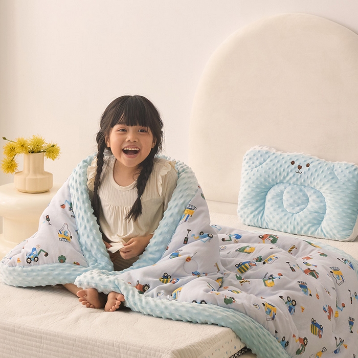 91家纺网 家纺一手货源 找家纺 嗨生活 2025新款全棉双层纱豆豆被儿童被春秋被冬被幼儿园被子系列 挖机恐龙