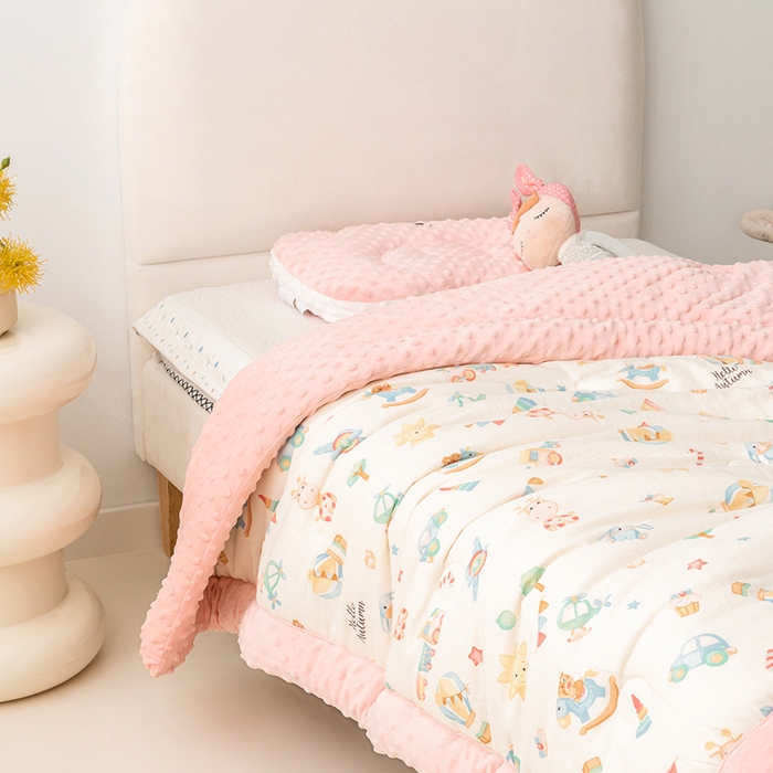91家纺网 家纺一手货源 找家纺 嗨生活 2025新款全棉双层纱豆豆被儿童被春秋被冬被幼儿园被子系列 玩具屋