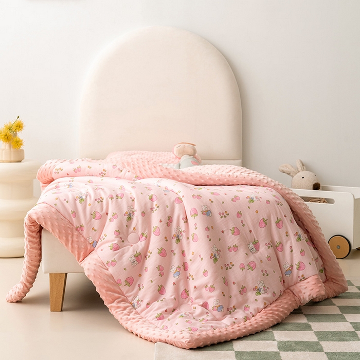 91家纺网 家纺一手货源 找家纺 嗨生活 2025新款全棉双层纱豆豆被儿童被春秋被冬被幼儿园被子系列 草莓兔兔