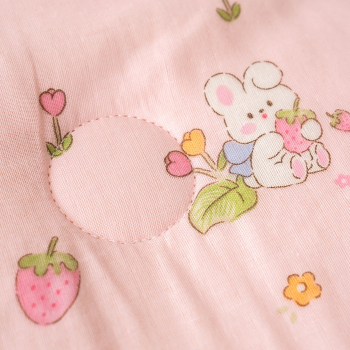 91家纺网 家纺一手货源 找家纺 嗨生活 2025新款全棉双层纱豆豆被儿童被春秋被冬被幼儿园被子系列 草莓兔兔