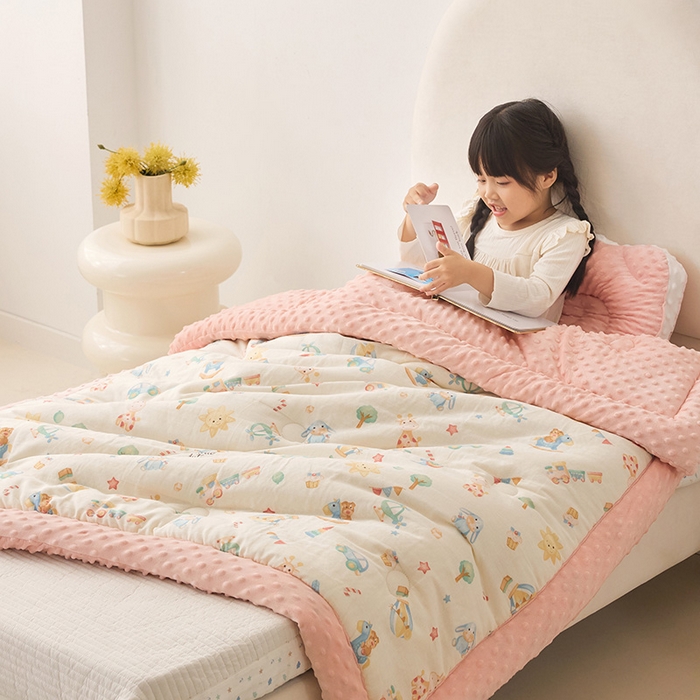 91家纺网 家纺一手货源 找家纺 嗨生活 2025新款全棉双层纱豆豆被儿童被春秋被冬被幼儿园被子系列 玩具屋