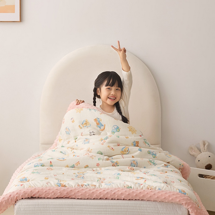 91家纺网 家纺一手货源 找家纺 嗨生活 2025新款全棉双层纱豆豆被儿童被春秋被冬被幼儿园被子系列 玩具屋