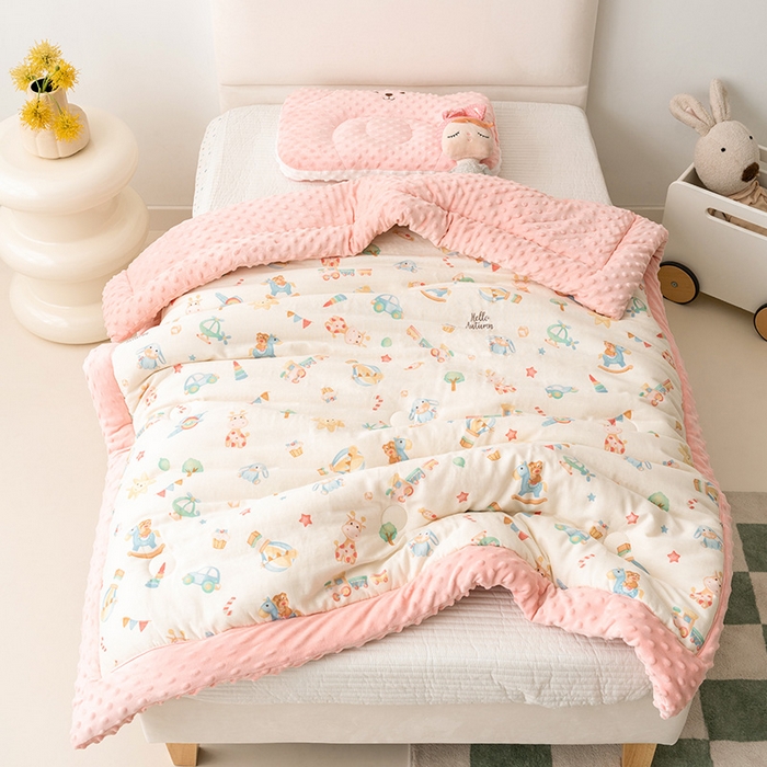 91家纺网 家纺一手货源 找家纺 嗨生活 2025新款全棉双层纱豆豆被儿童被春秋被冬被幼儿园被子系列 玩具屋