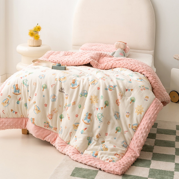 91家纺网 家纺一手货源 找家纺 嗨生活 2025新款全棉双层纱豆豆被儿童被春秋被冬被幼儿园被子系列 玩具屋