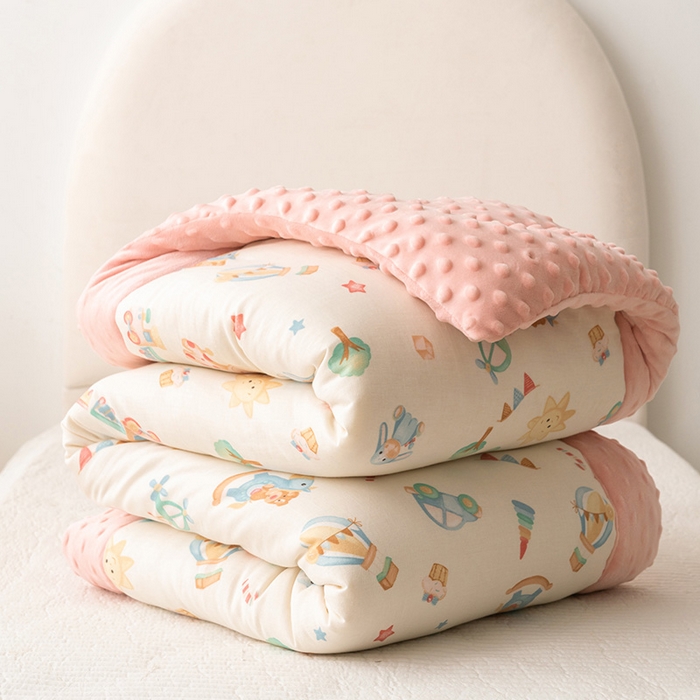 91家纺网 家纺一手货源 找家纺 嗨生活 2025新款全棉双层纱豆豆被儿童被春秋被冬被幼儿园被子系列 玩具屋