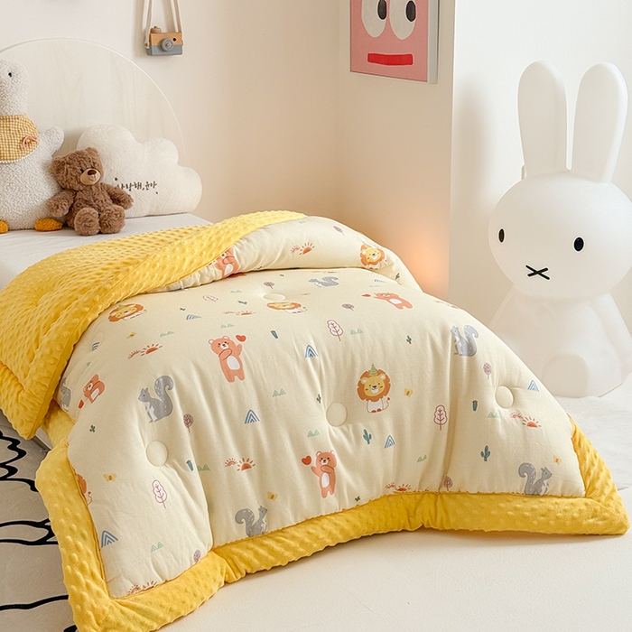 91家纺网 家纺一手货源 找家纺 嗨生活 2025新款全棉双层纱豆豆被儿童被春秋被冬被幼儿园被子系列 狮子王国