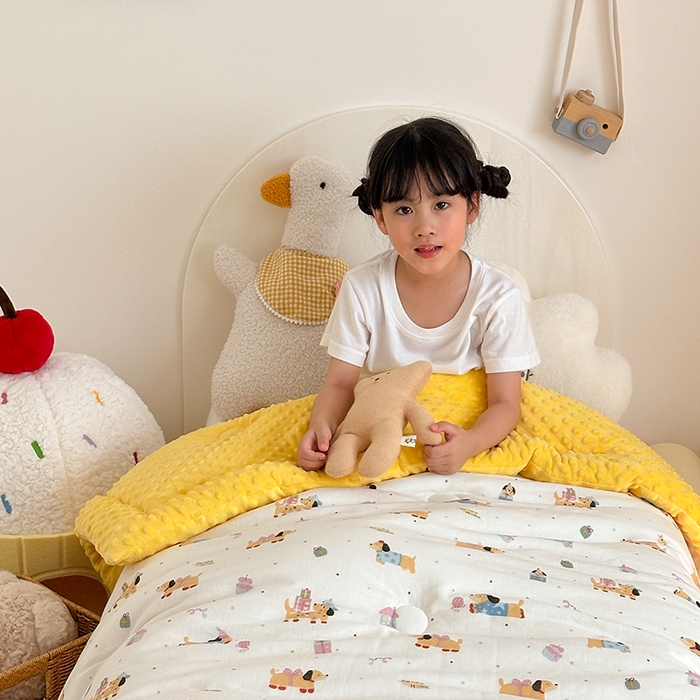 91家纺网 家纺一手货源 找家纺 嗨生活 2025新款全棉双层纱豆豆被儿童被春秋被冬被幼儿园被子系列 可爱腊肠狗