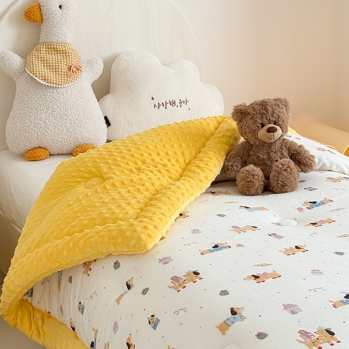 91家纺网 家纺一手货源 找家纺 嗨生活 2025新款全棉双层纱豆豆被儿童被春秋被冬被幼儿园被子系列 可爱腊肠狗