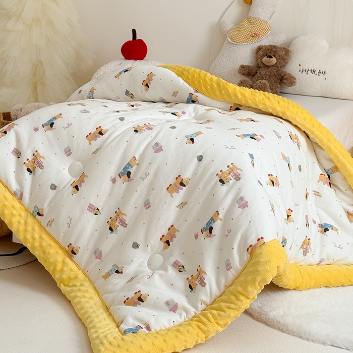 91家纺网 家纺一手货源 找家纺 嗨生活 2025新款全棉双层纱豆豆被儿童被春秋被冬被幼儿园被子系列 可爱腊肠狗