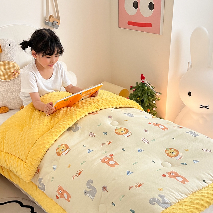 91家纺网 家纺一手货源 找家纺 嗨生活 2025新款全棉双层纱豆豆被儿童被春秋被冬被幼儿园被子系列 狮子王国