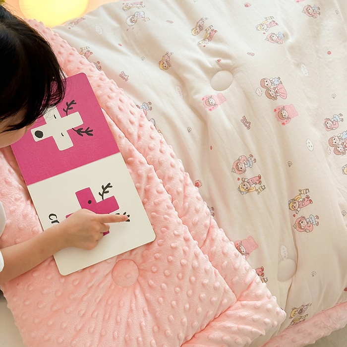 91家纺网 家纺一手货源 找家纺 嗨生活 2025新款全棉双层纱豆豆被儿童被春秋被冬被幼儿园被子系列 幸福女孩